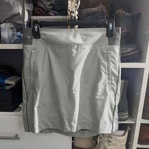 ATHLETA  BROOKLYN TEXTURED 16" SKORT IN CITY STRIPE BLACK/ SEA SALT SIZE 8 EUC